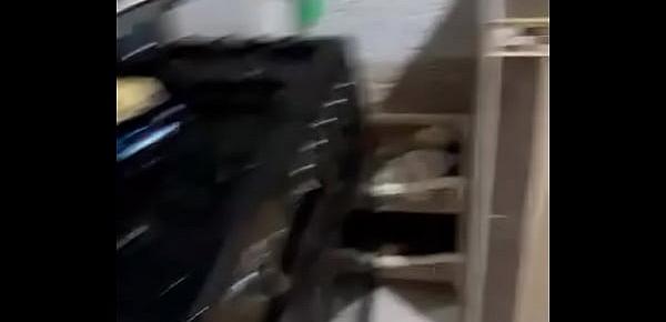  narizoncita se molesta por dejarle comer su huevito